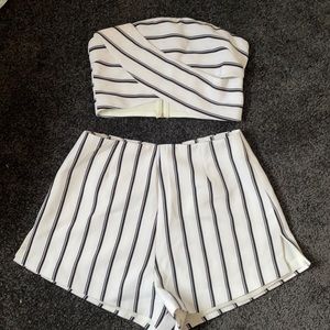 Size small top. Medium bottoms. Two piece set